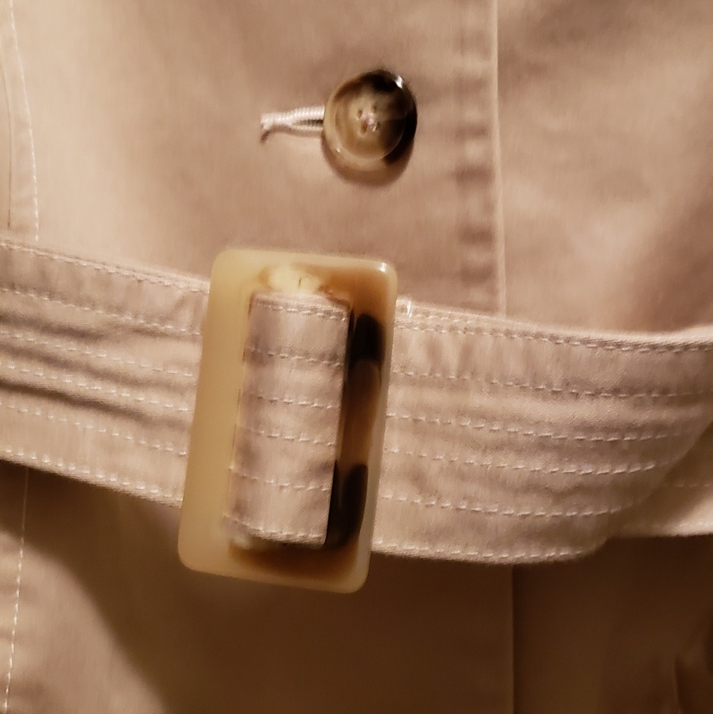 Tan Trench Coat 🧥 - Picture 4 of 6